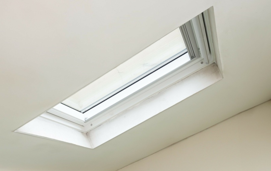 Les fenêtres de toit Fenêtres Parisiennes sont conçues pour apporter un maximum de lumière naturelle dans votre maison. Elles offrent une vue panoramique et augmentent la ventilation, améliorant ainsi l'ambiance générale de votre espace intérieur.

FENÊTRE DE TOIT